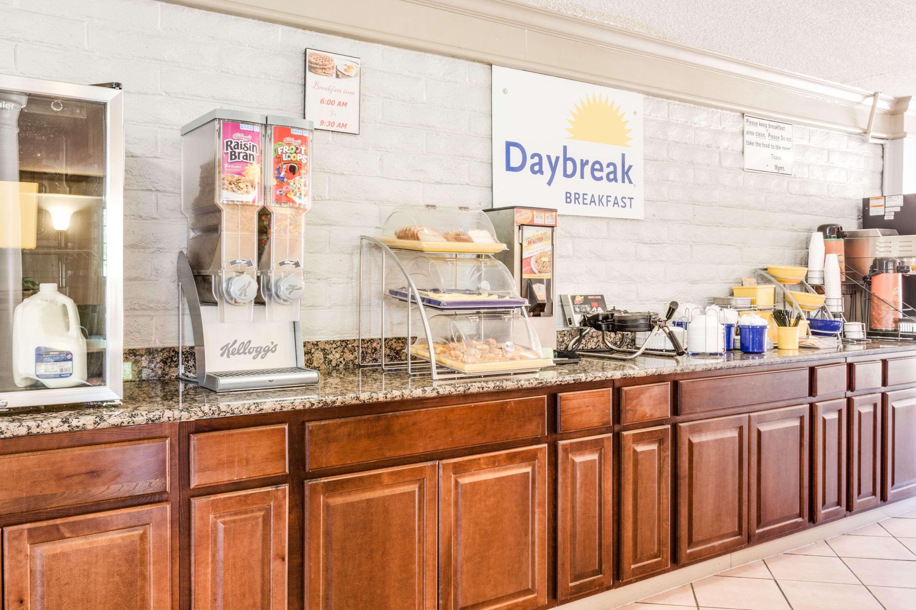 Days Inn By Wyndham Birmingham/West Eksteriør billede